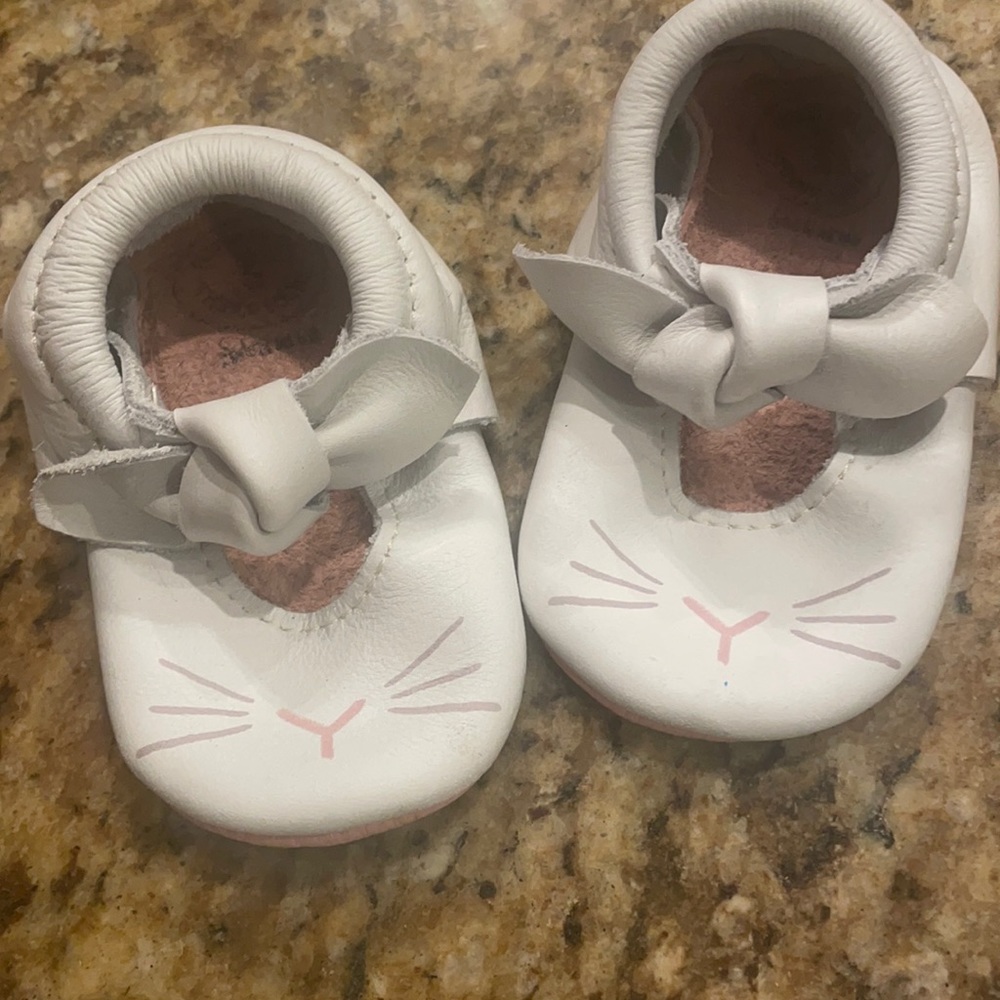 Rabbit Freshly Picked Moccs Sz 5 🐇 Easter Chinese New Year